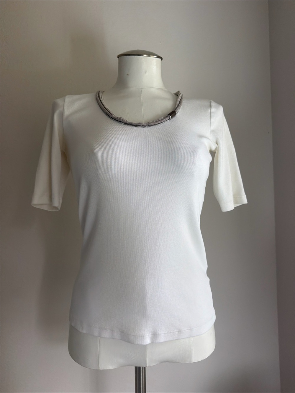 Classic White Short-Sleeve Top with Decorative Neck Trim Sz S/M